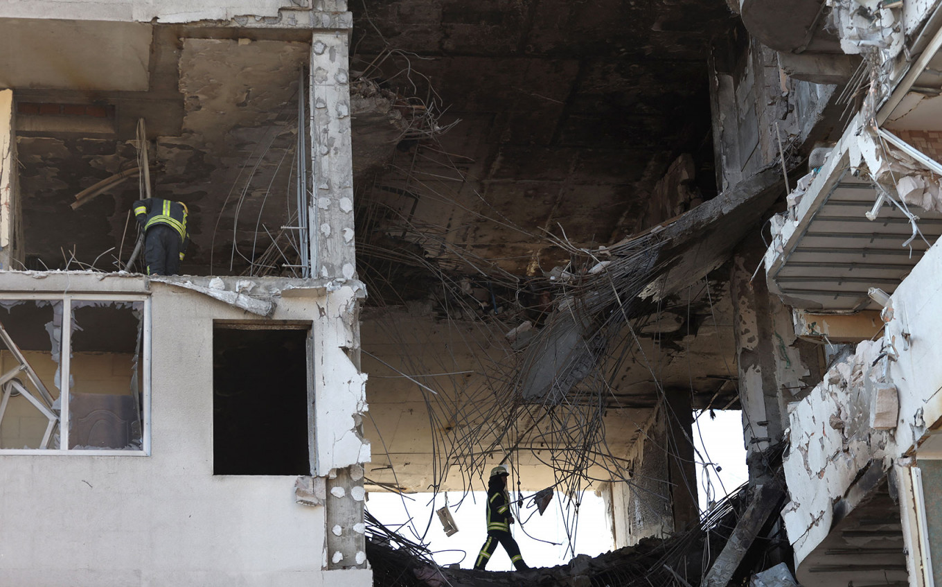 
					Rescuers clear debris in a damaged building in Odessa, southern Ukraine on April 24, 2022, which was reportedly hit by missile strike. A Russian strike on a residential building on April 23, 2022 has killed eight people, including a baby, and wounded at least 18 others in Ukraine's Black Sea city of Odessa, Kyiv says. 					 					Oleksandr GIMANOV / AFP				