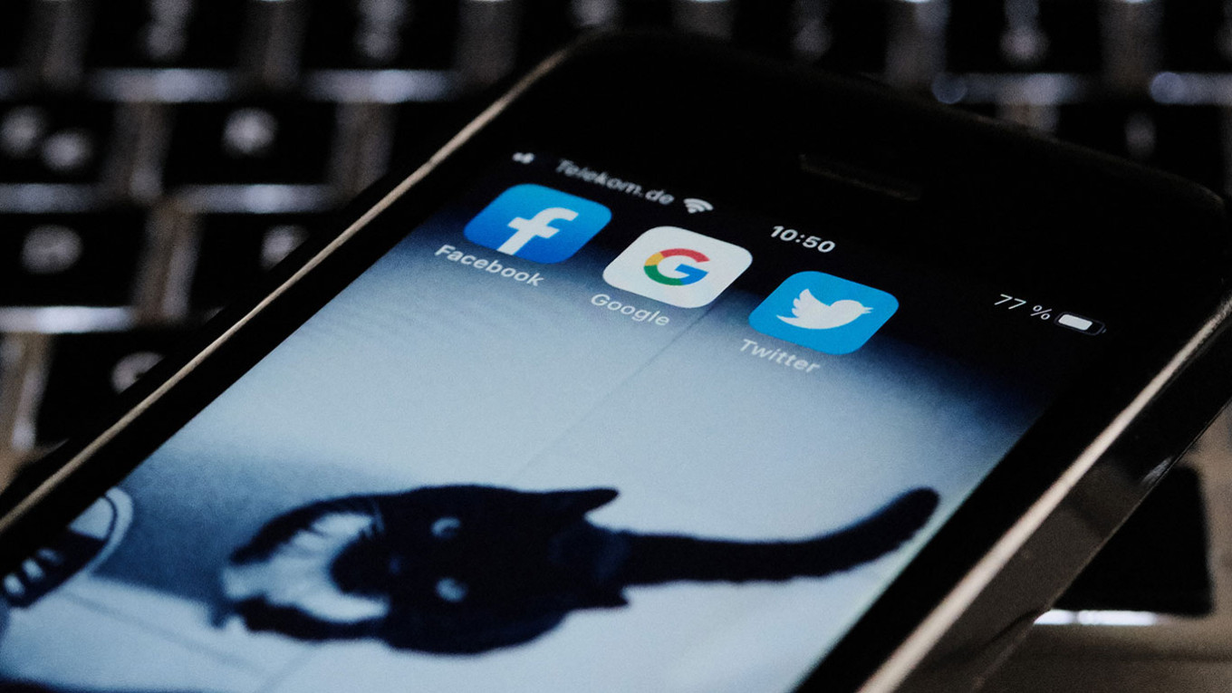 Russia Fines Facebook, Twitter Over Banned Content – The Moscow Times