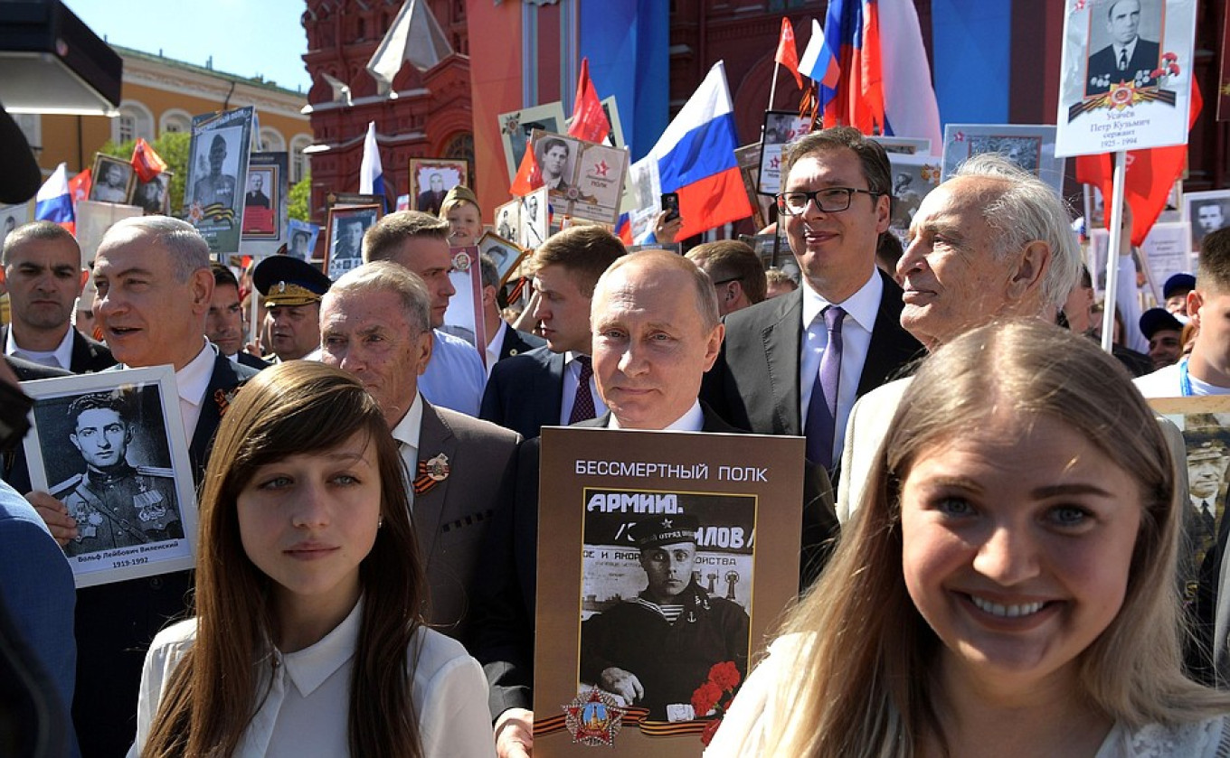 
					Israeli Prime Minister Benjamin Netanyahu (L) attends the Immortal Regiment march with President Vladimir Putin (C) 					 									