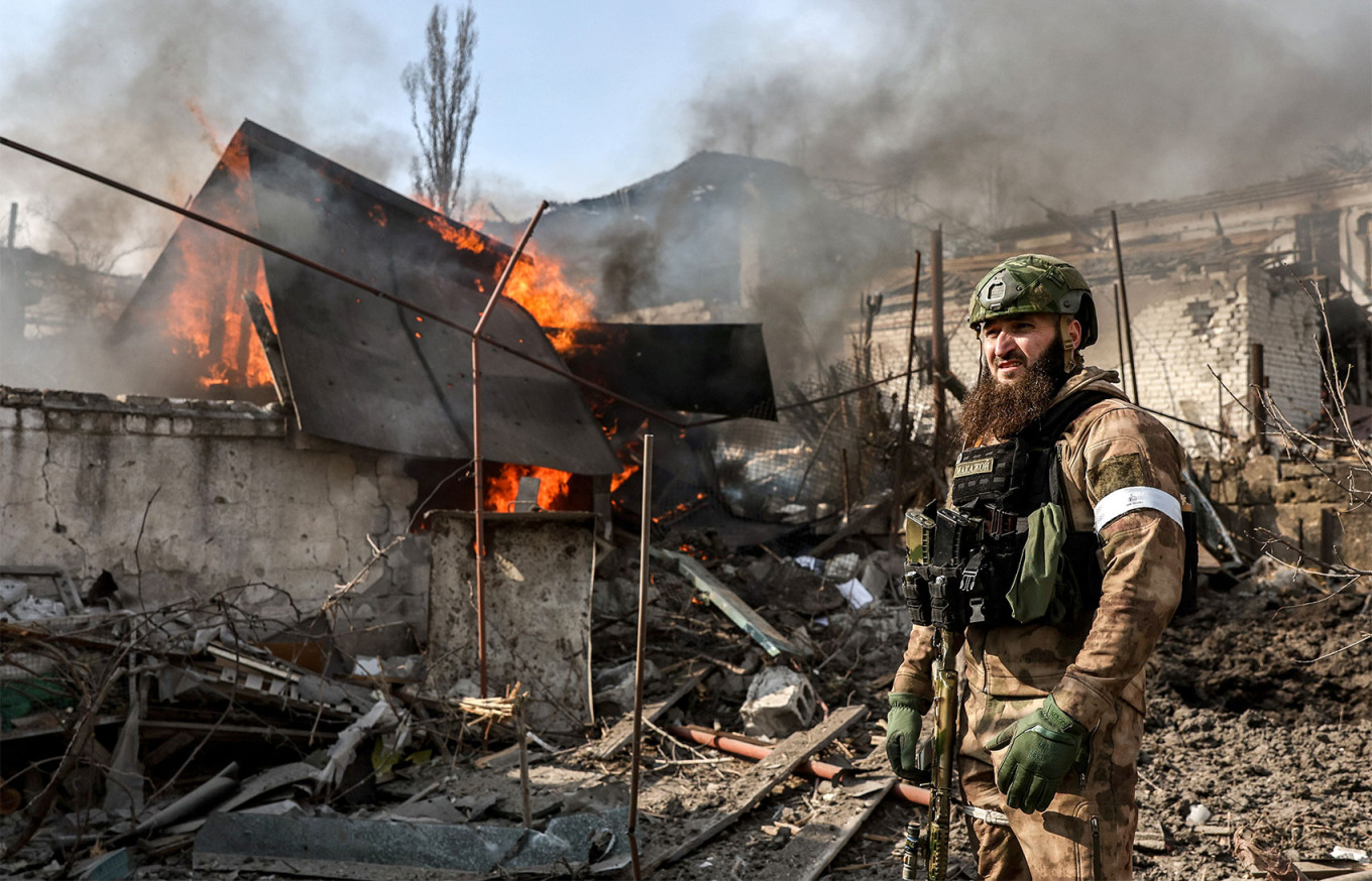 Seorang petugas dari unit Kementerian Dalam Negeri Chechnya mengambil bagian dalam operasi pembersihan di kota Mariupol, Ukraina.  Sergei Bobylev / TASS