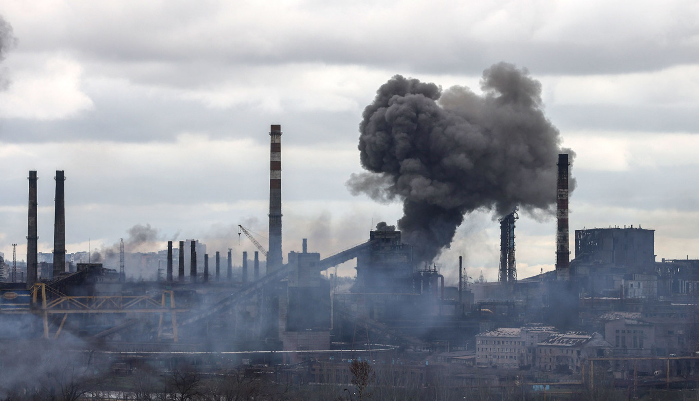 
					Smoke belches over the Azovstal iron and steel plant during fighting in Mariupol.					 					Sergei Bobylev / TASS				