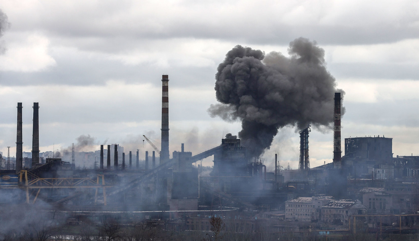 Asap mengepul di atas pabrik besi dan baja Azovstal selama pertempuran di Mariupol.  Sergei Bobylev / TASS