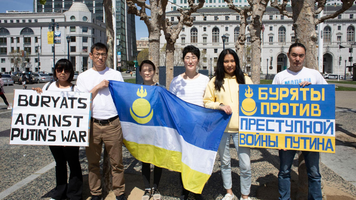 Activists at a rally against the war in Ukraine in San Francisco. Alexandra Garmazhapova / facebook