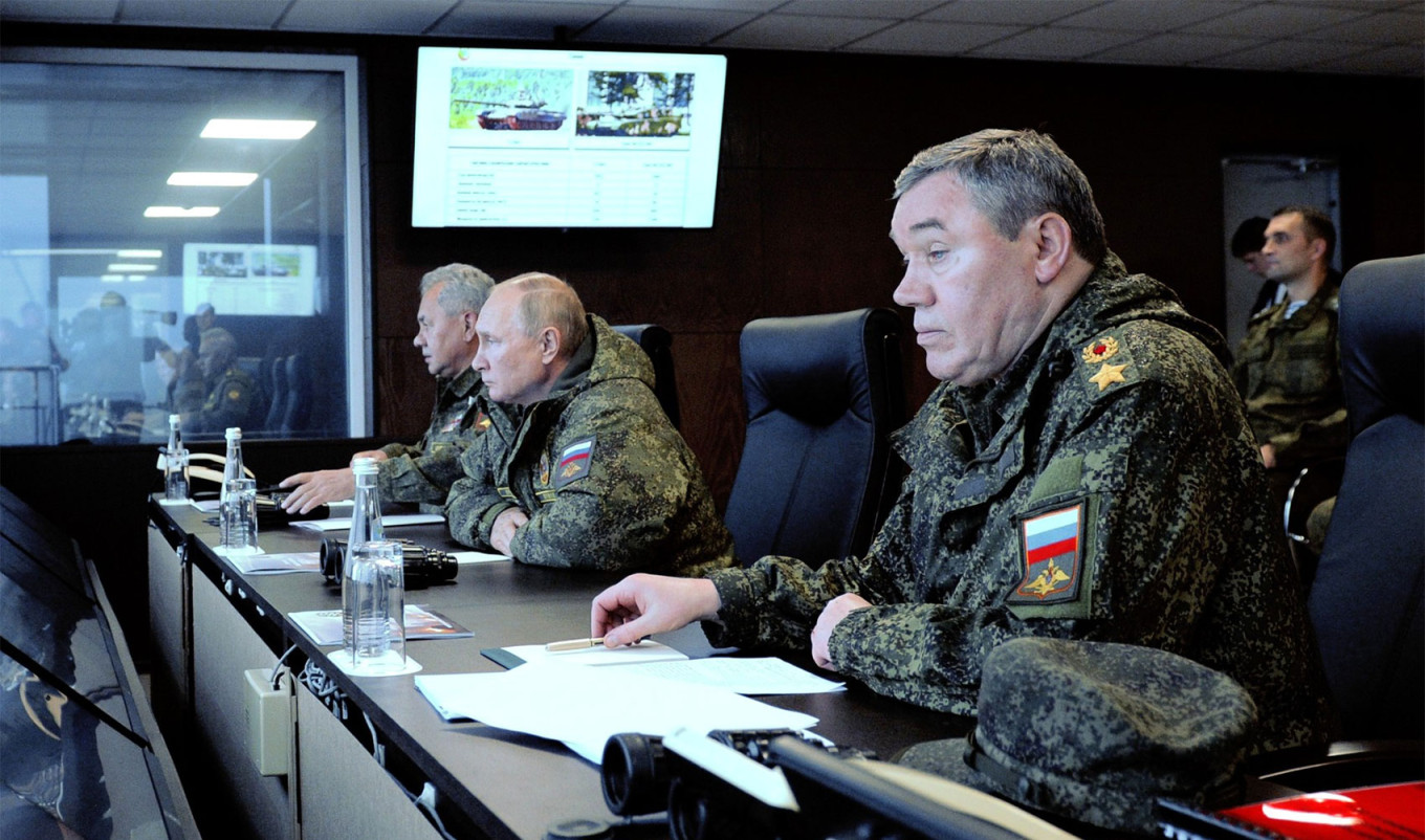 
					Vladimir Putin, Defense Minister Sergei Shoigu (left) and Valery Gerasimov, Chief of the General Staff.					 					kremlin.ru				