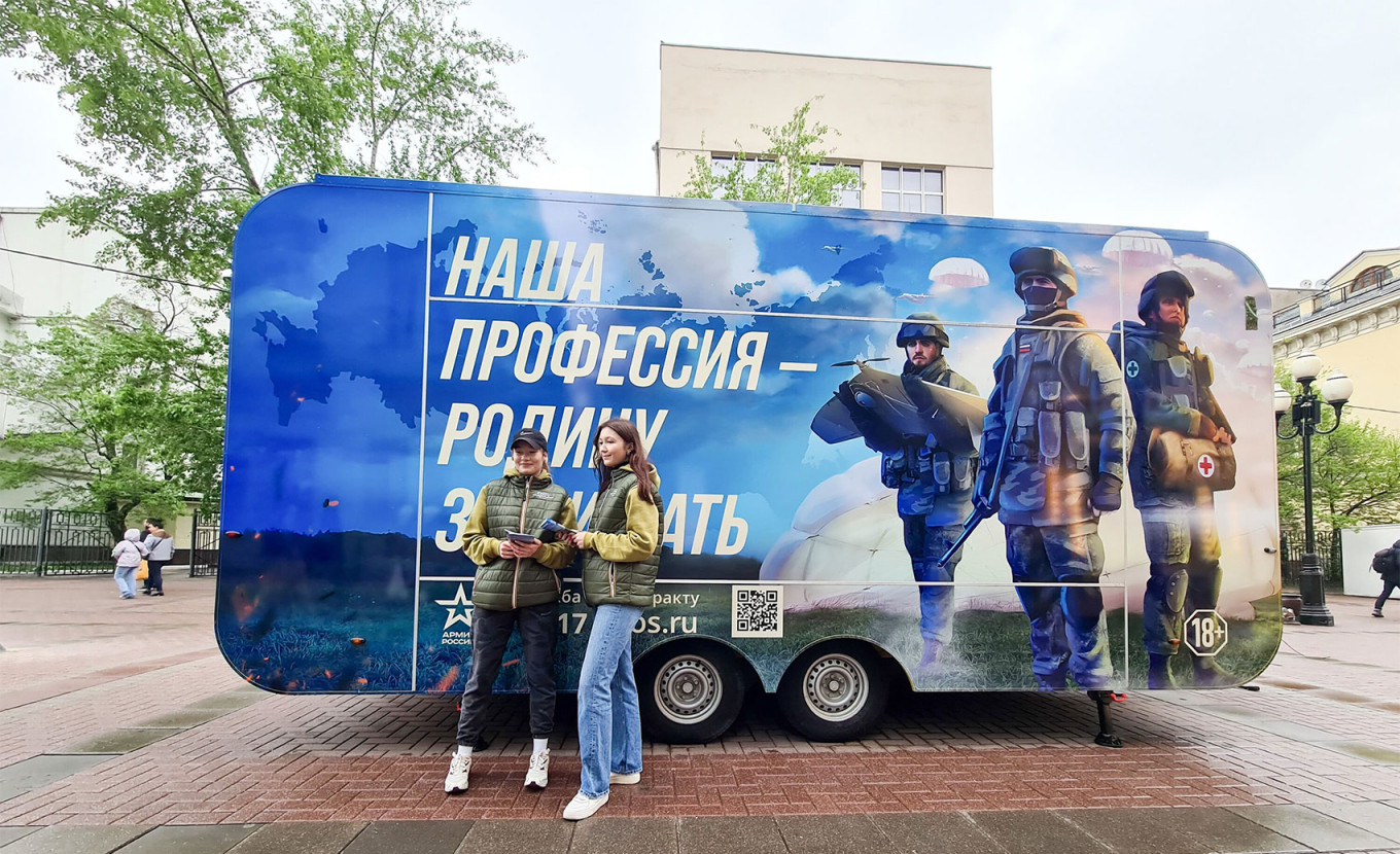 
					Distributing military recruitment leaflets. 					 					Denis Voronin / Moskva News Agency				