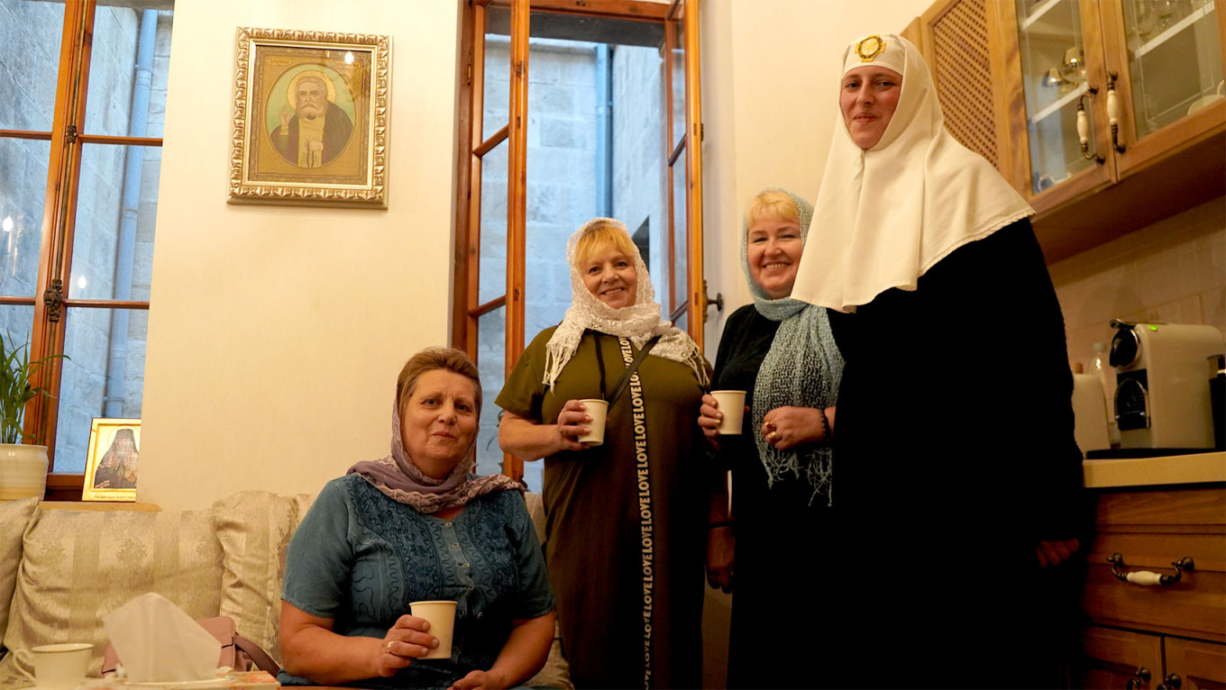 
					A group of Ukrainian pilgrims with Sister Elizabeth during a tea break in the kitchen of the Alexander Nevsky Church.					 					Iryna Matviyishyn				