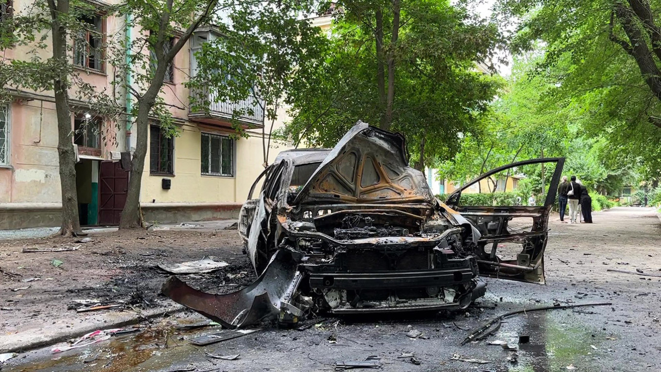 The aftermath of the car bombing that killed Dmitry Savluchenko. Vladimir Bondarenko / TASS