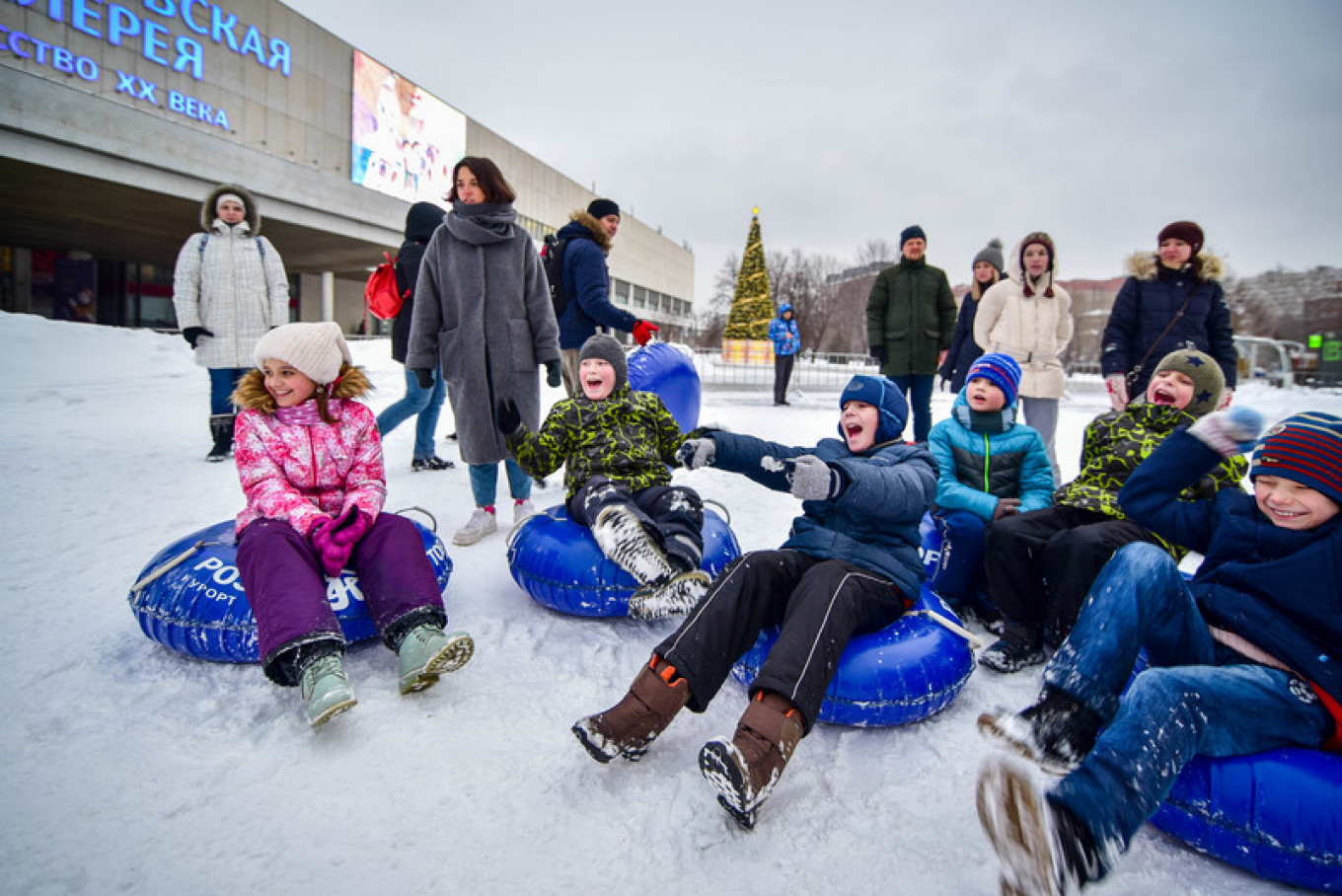 Горки в москве для катания на ватрушках. Музеон парк Горького горка тюбинг. Тюбинг парк Горького. Тюбинговая горка в парке Музеон. Воронцовский парк тюбинговая горка.