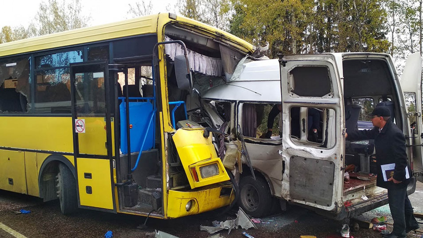 Headon Bus Crash Kills 13 Near Moscow