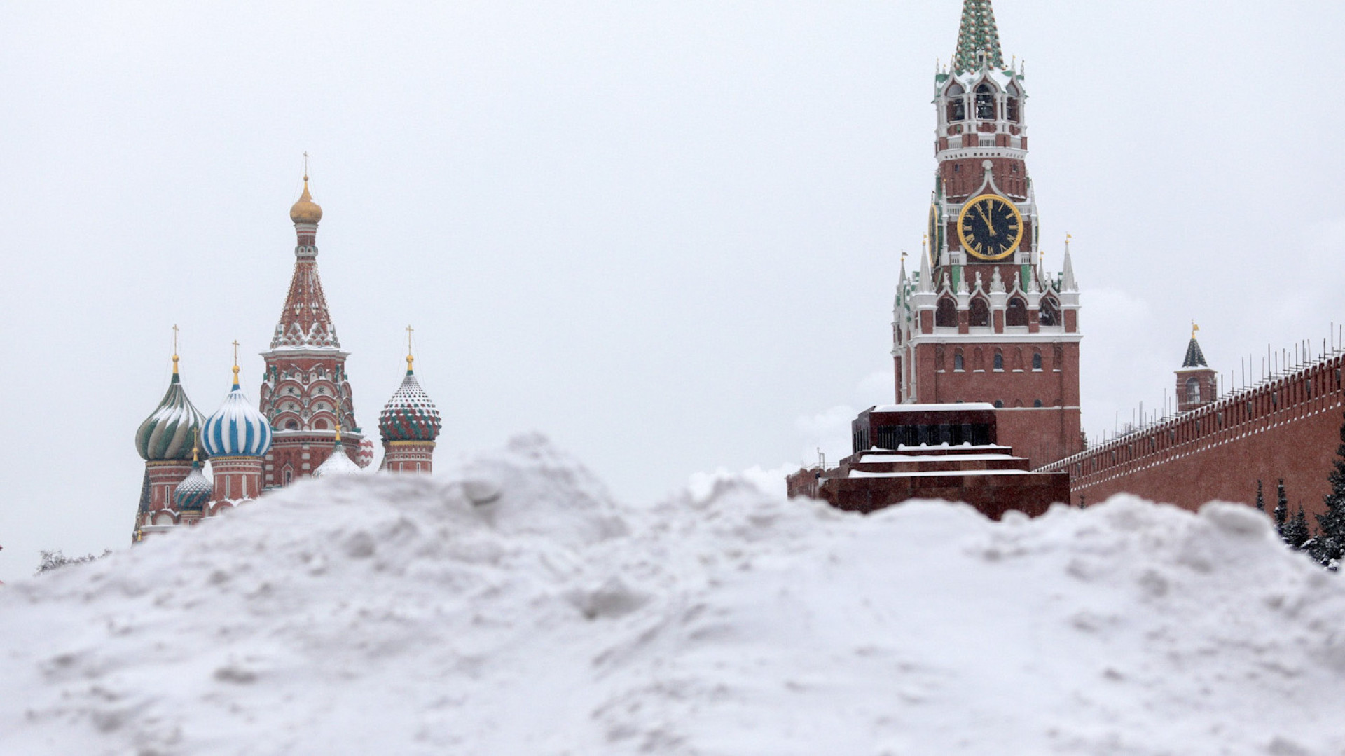 First Snowstorm of 2021 Blankets Moscow in Real Russian Winter - The ...