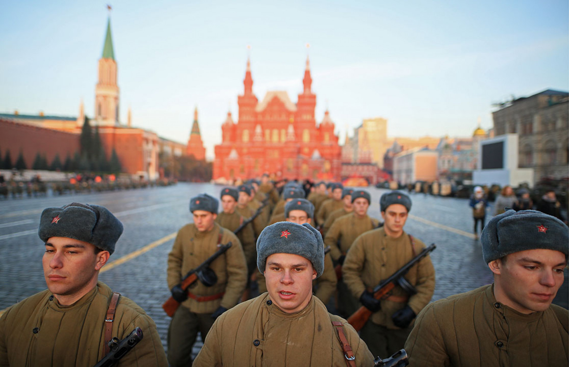 Russian Soldiers Reenact Wwii Era Parade On Red Square