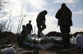 Ukraine Army Accuses Russia of Shooting Two POWs - Vimarsana News