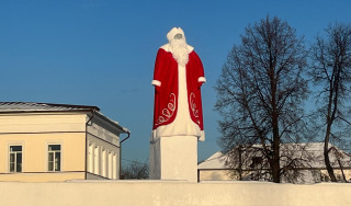 Russian Town Upsets Locals After Dressing Lenin Statue as Santa ...
