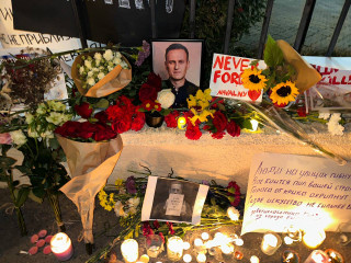 'We Have Been Robbed of Hope': Russians Lay Flowers at Monuments, Embassies for Navalny - Vimarsana News
