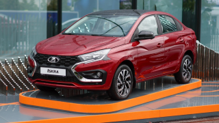 Әдемі балапанның емшегін қарашы