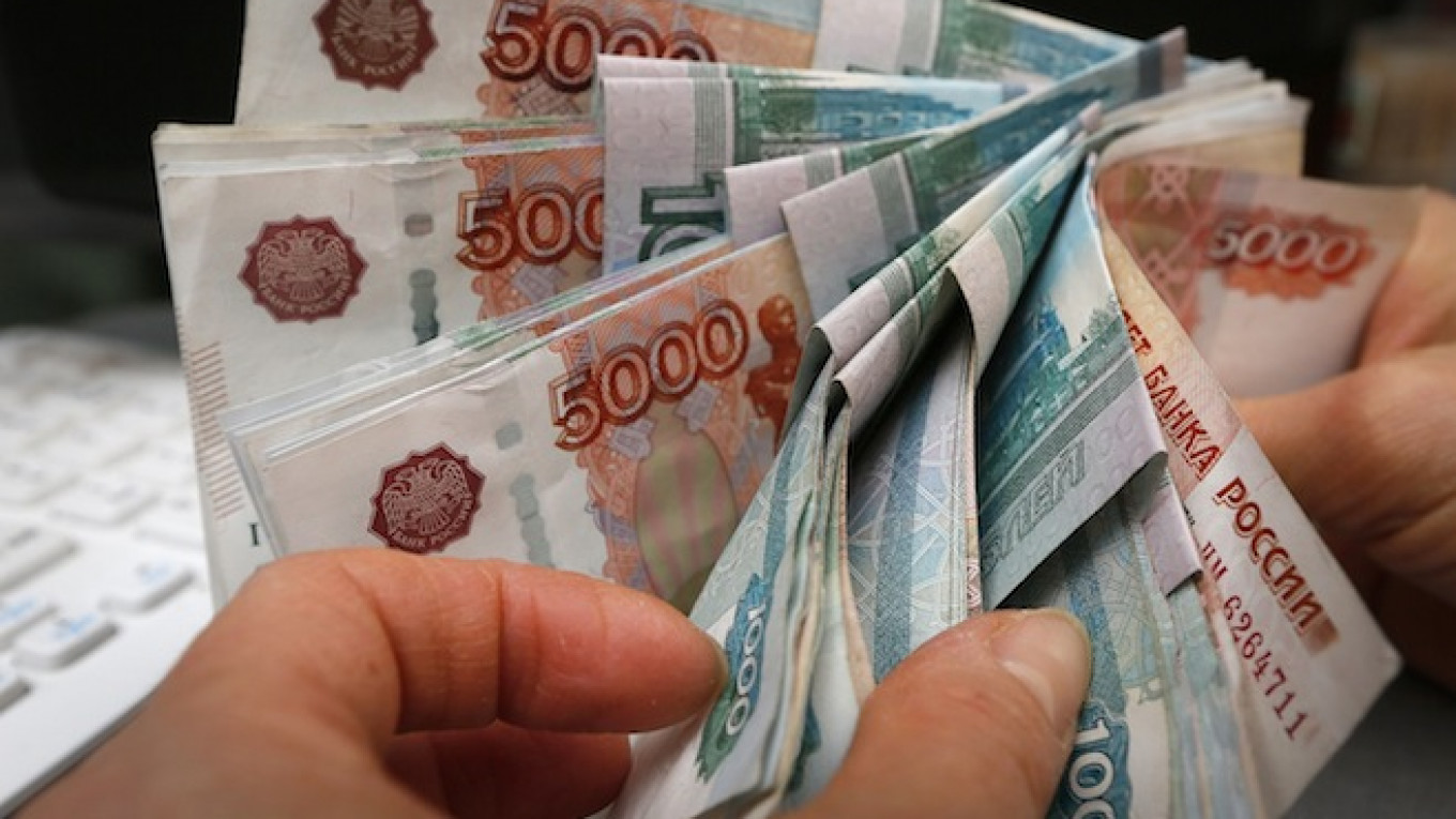 Russian Ruble Slips on Weaker Oil, Stronger U.S. Dollar - The Moscow Times