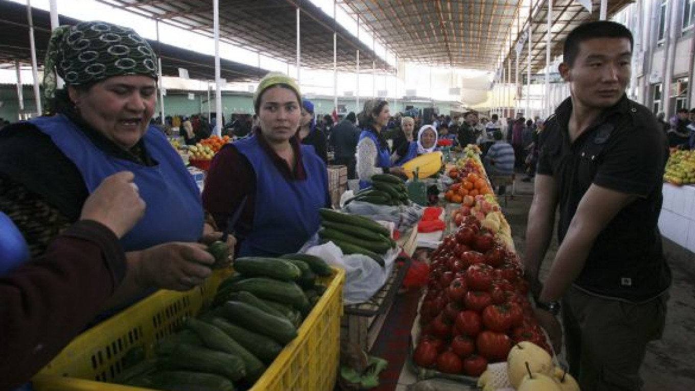 Таджик на рынке. Таджички на рынке. Таджик на базаре продает. Мигранты торгуют на рынке.