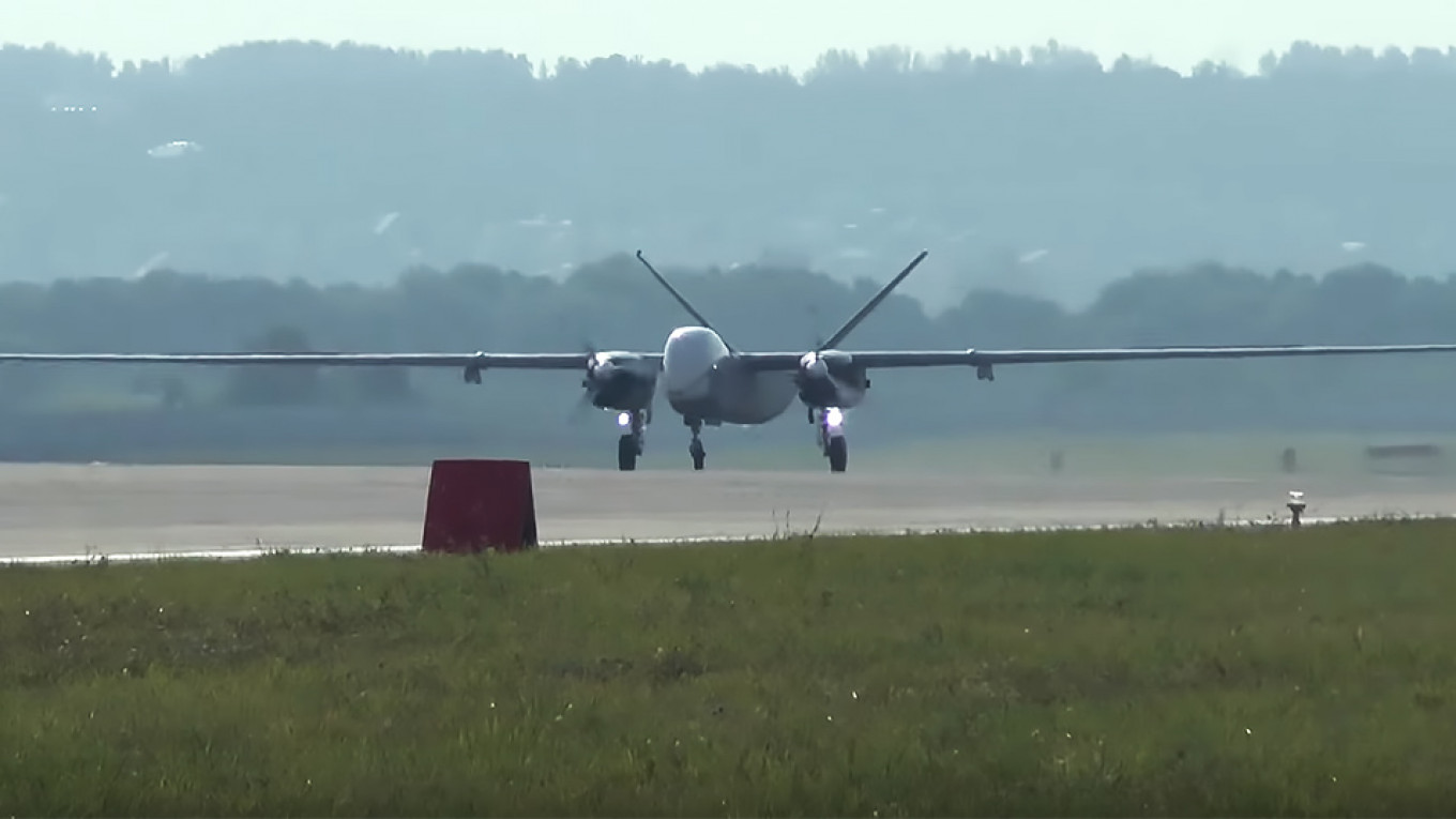 tro på vanter elektronisk Russia's Recon Drone Takes Off as Military Touts 24-Hour Flight Time - The  Moscow Times