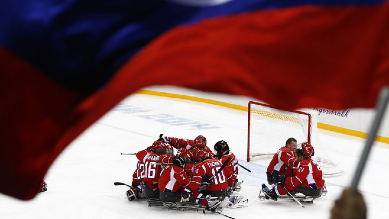 Сочи игры 2018. Следж хоккей 2014 финал. Следж хоккей сборная России. Паралимпийские игры команда по хоккею.