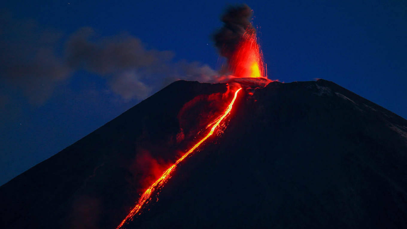In Photos Eurasia’s Highest Volcano Erupts in Russia’s Kamchatka The