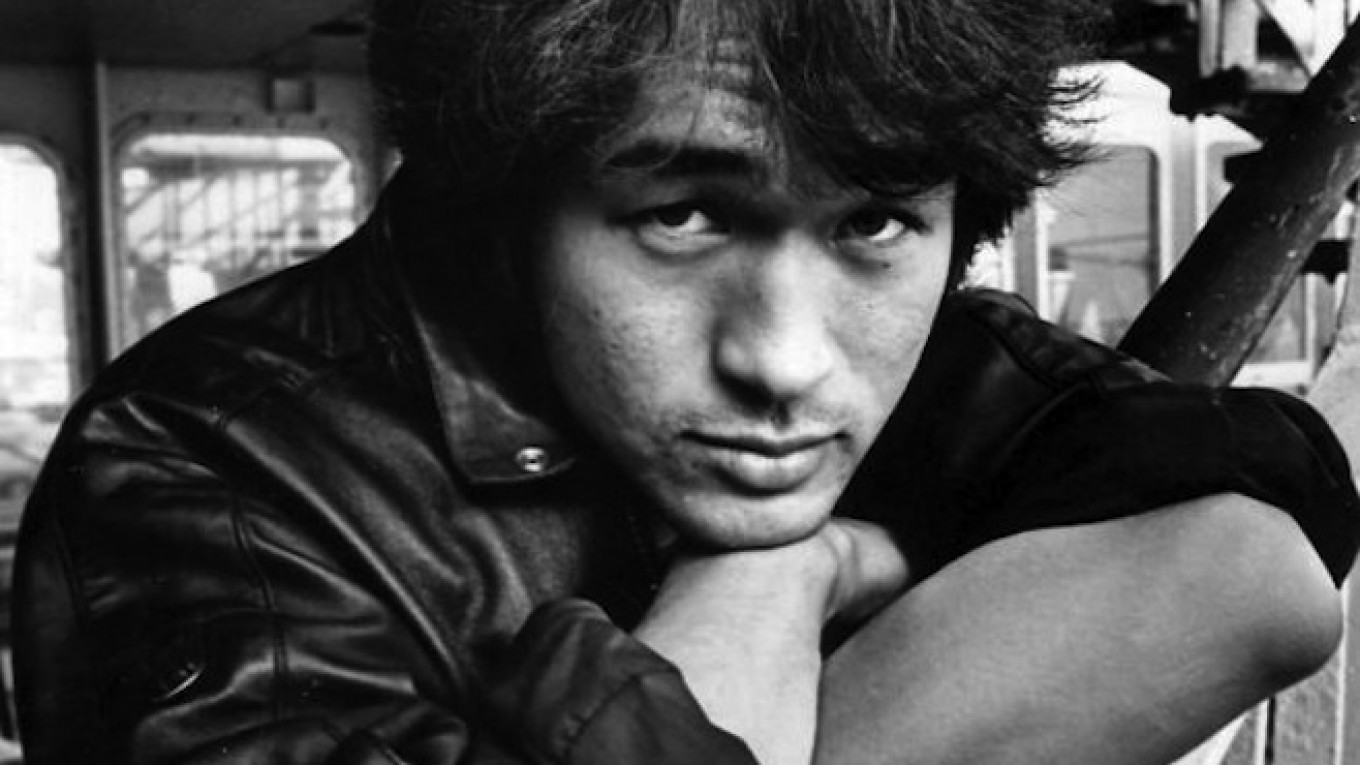 Remembering Soviet Rock Martyr Viktor Tsoi 24 Years After His Death - The  Moscow Times