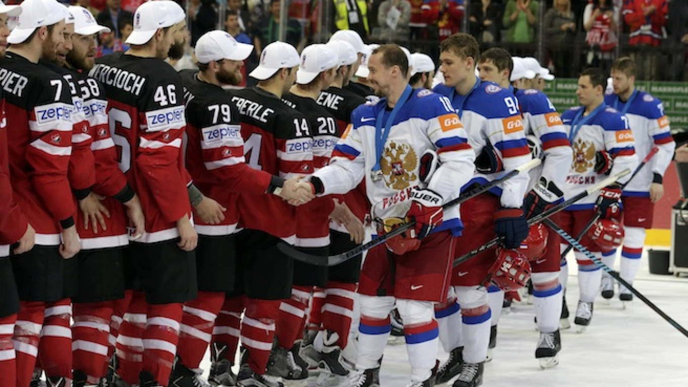 Canada Beats Russia 6-1 to Win Ice Hockey Championships in Prague pic