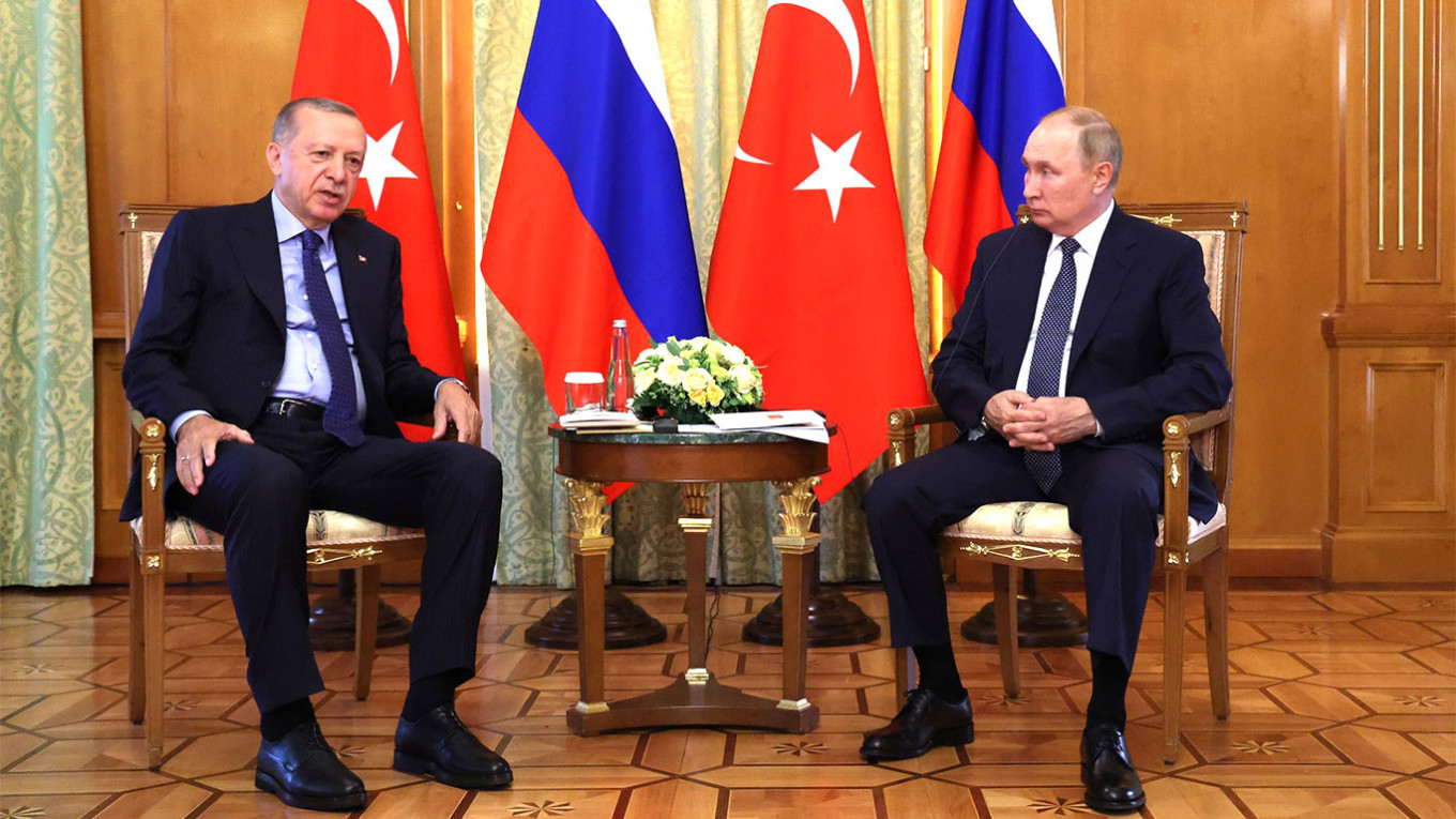 Turkey's Erdogan unnerves West with Putin visit - BBC News