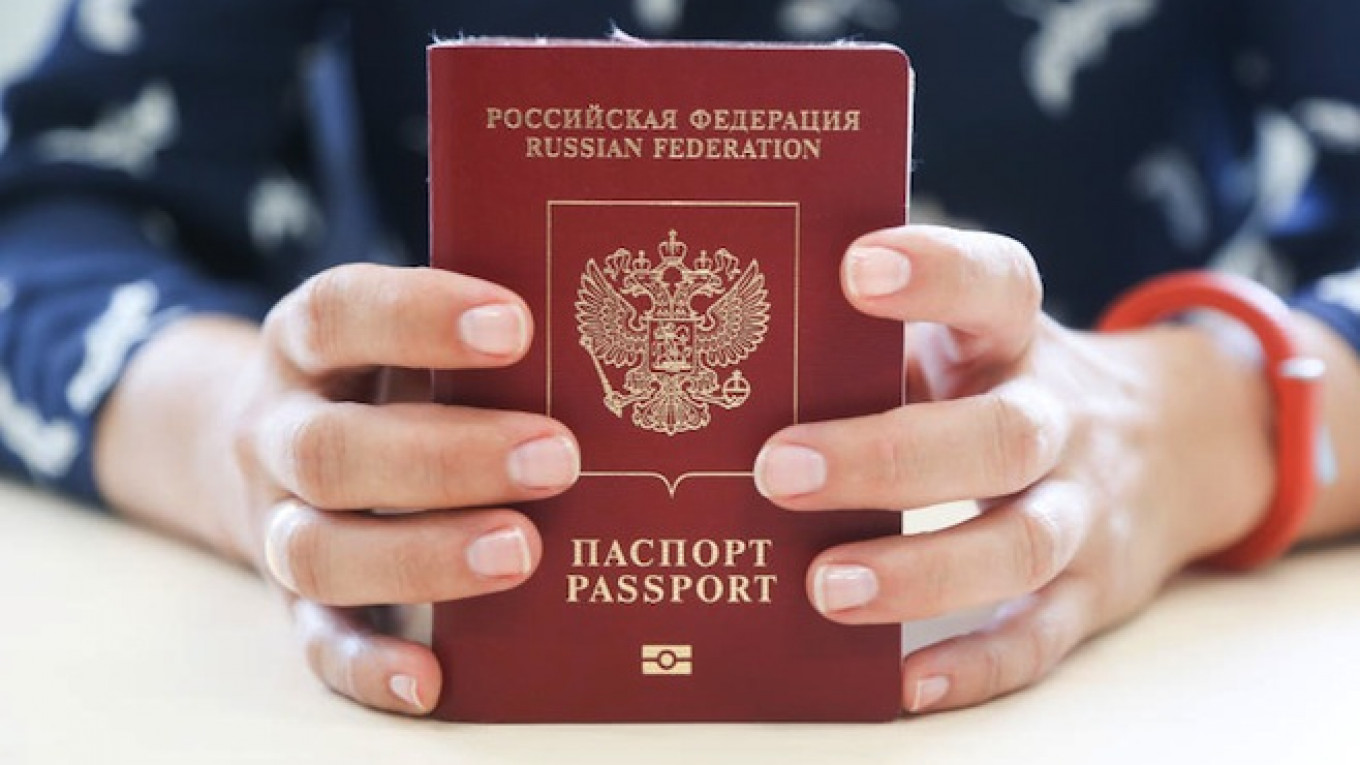 Russians Now Allowed to Have 2 Passports For Foreign Travel