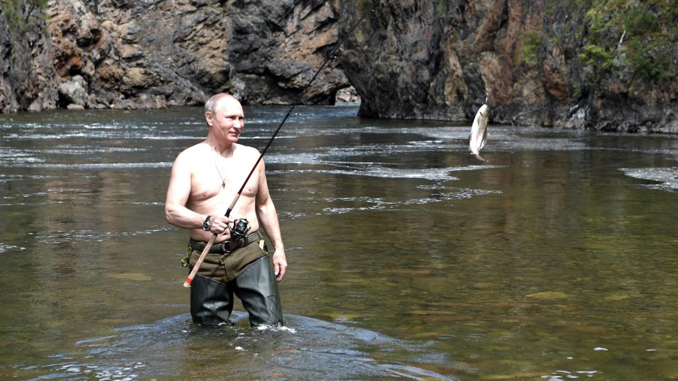 Here Is the Kremlin's Full Video of Putin's Siberian Fishing Trip - The  Moscow Times thebookongonefishing