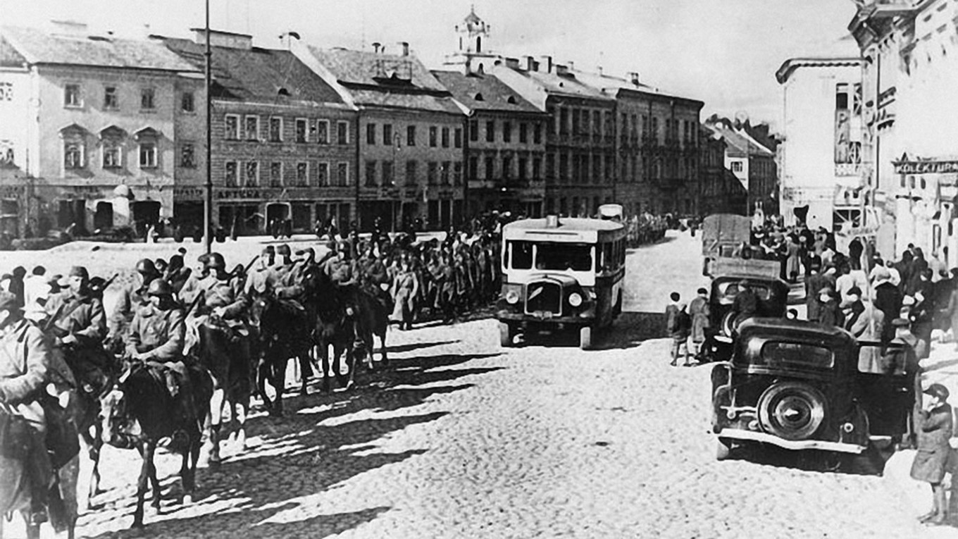 Russia Claims Soviet Army Liberated Not Invaded Poland During WWII   Soviets Entering Wilno 