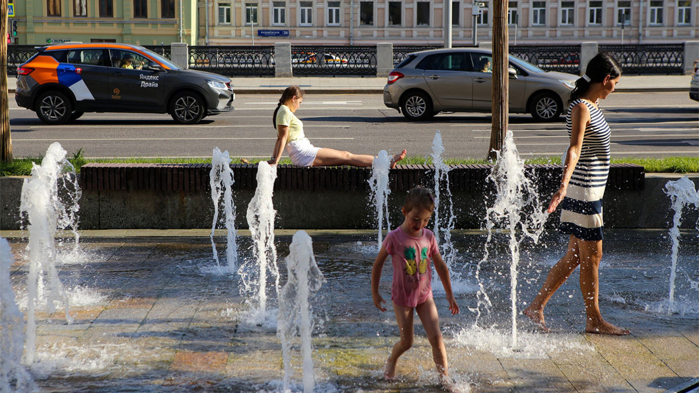 In Photos: Muscovites Grapple With Summer Heat Wave