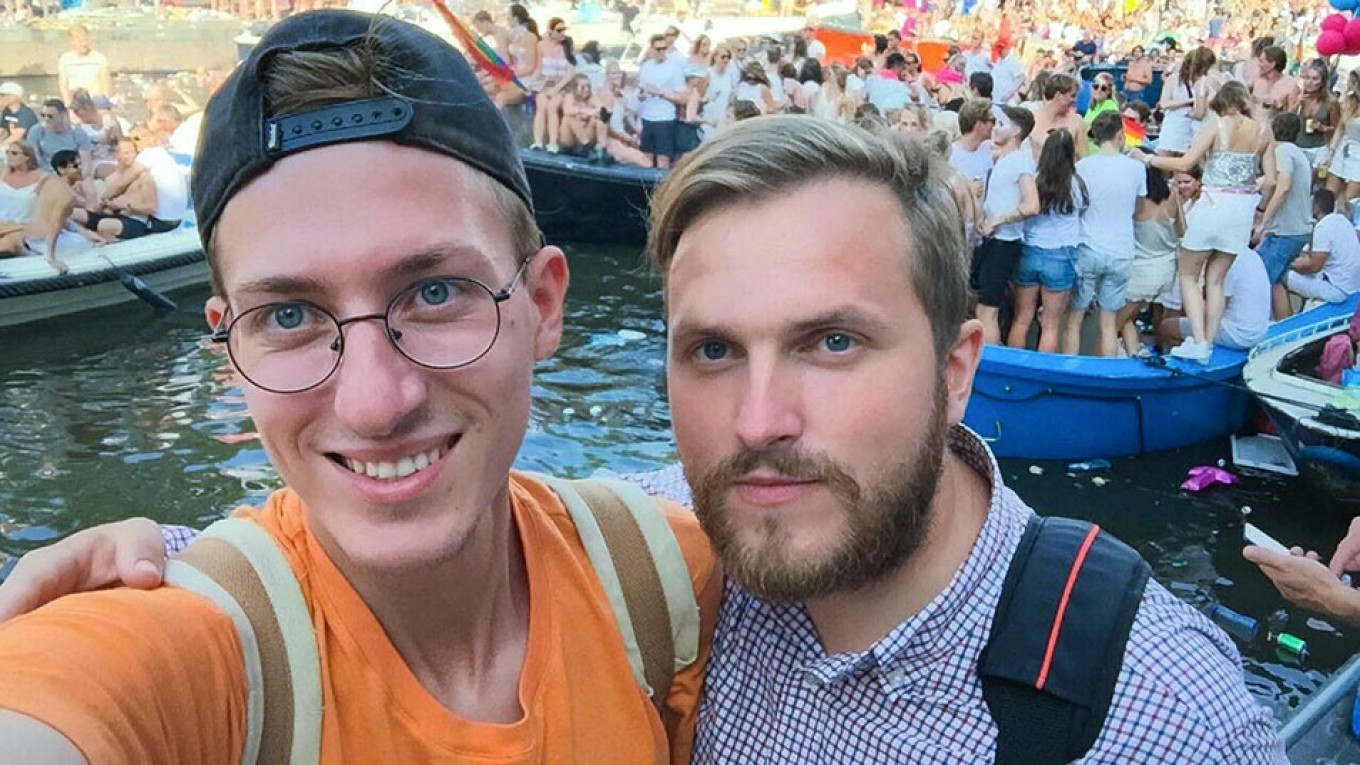 Russias First Gay Married Couple Vows Never to Come Home picture