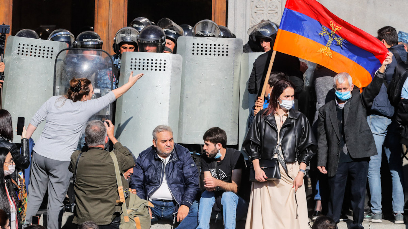 Армения отворачивается от россии. Протесты в Армении 2015. Армения против Пашиняна. Пашинян Карабах. Митинг Ереван 2018.