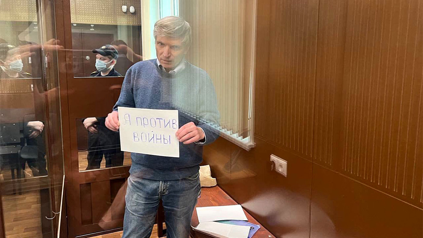 Jailed Moscow Deputy Pickets Against War in Court Hearing - The Moscow Times