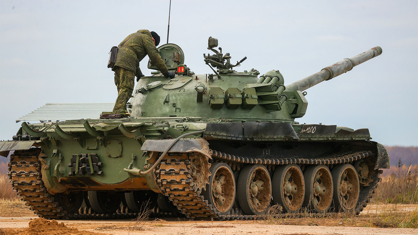 Russia Sends Obsolete Tanks to Battle in Ukraine Amid Staggering
