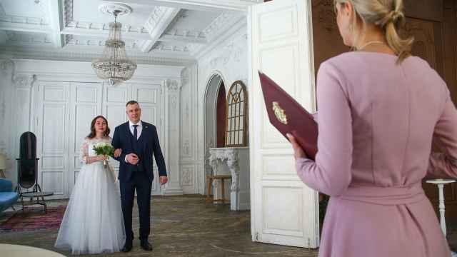 Fewer Russians Getting Married Despite State's Encouragement to Start Families – Official Data