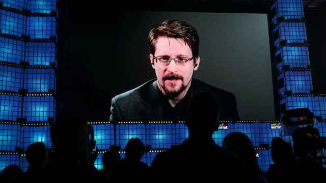 Exile In Russia Snowden Welcomes Rejection Of Assange Extradition The Moscow Times