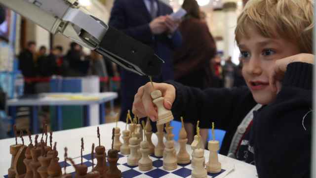 Chess-playing robot breaks child's finger at Moscow event