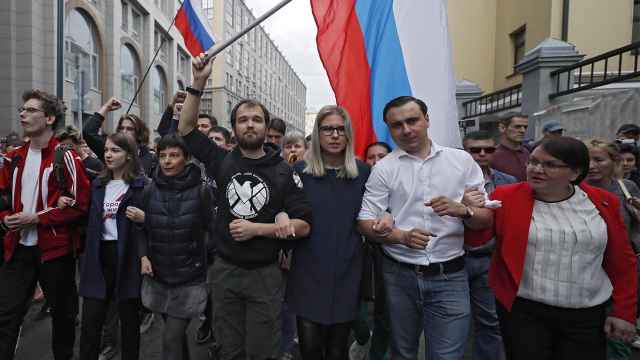 Pussy Riot S Lucy Shtein Sentenced For Navalny Protest Virus Violations The Moscow Times