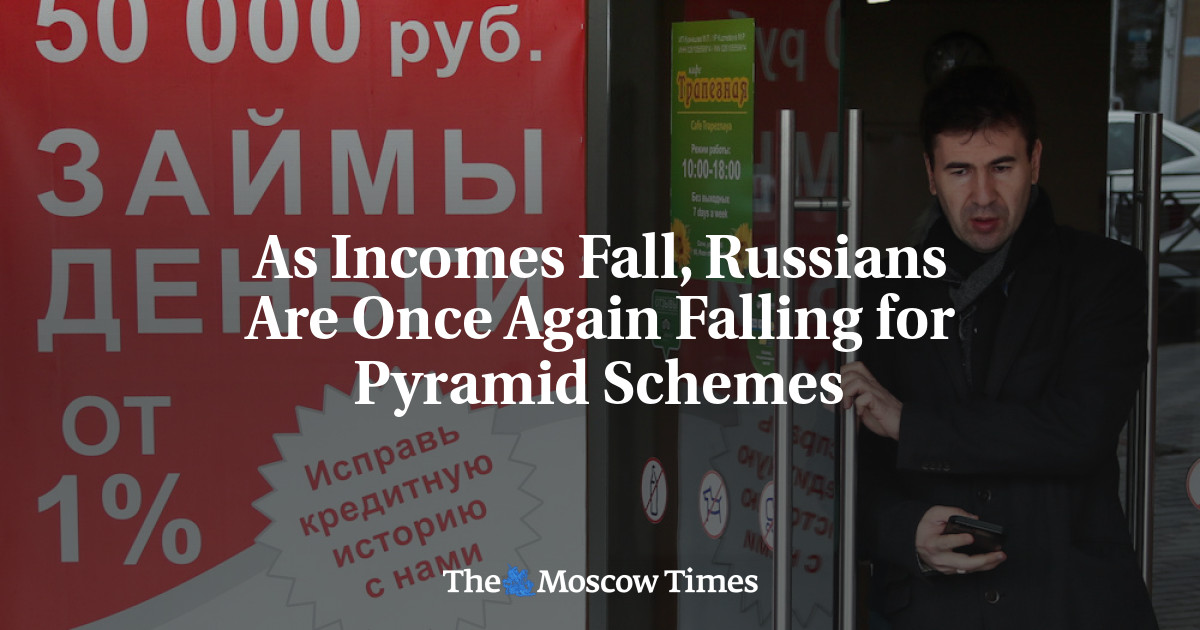 Saat pendapatan turun, orang Rusia jatuh lagi karena skema piramida