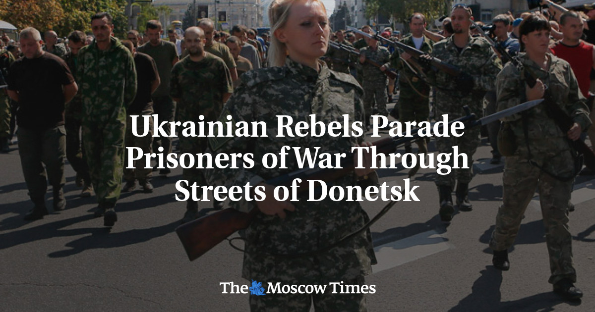 Pemberontak Ukraina memamerkan tawanan perang melalui jalan-jalan di Donetsk