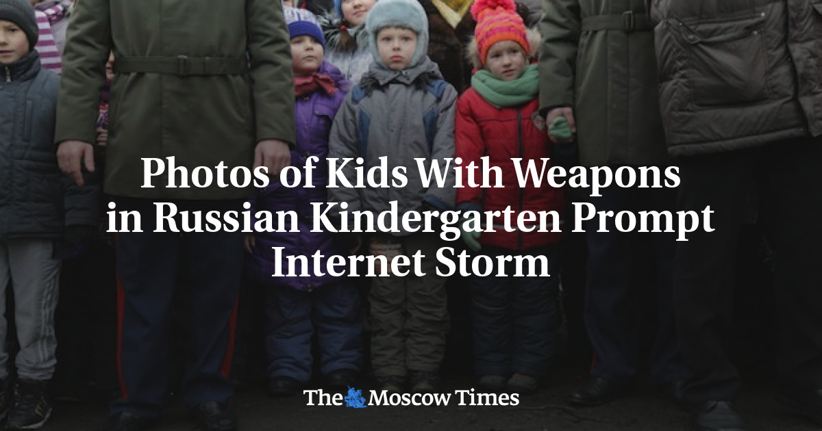 Foto anak-anak dengan senjata di taman kanak-kanak Rusia memicu badai internet