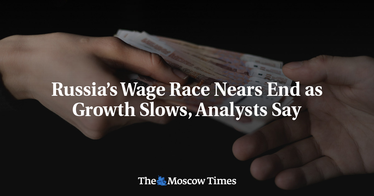 Russia’s Wage Race Nears End as Growth Slows, Analysts Say