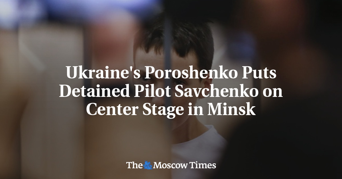 Poroshenko dari Ukraina menempatkan pilot Savchenko yang ditahan di tengah panggung di Minsk