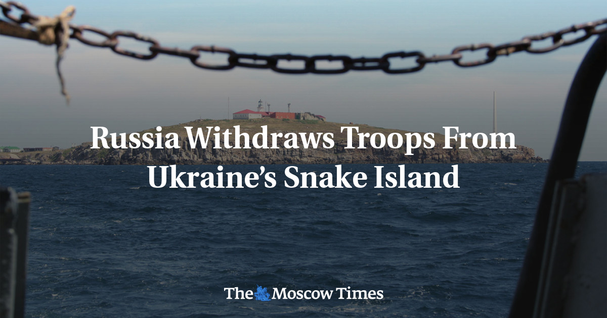 Росія виводить війська з українського Зміїного острова
