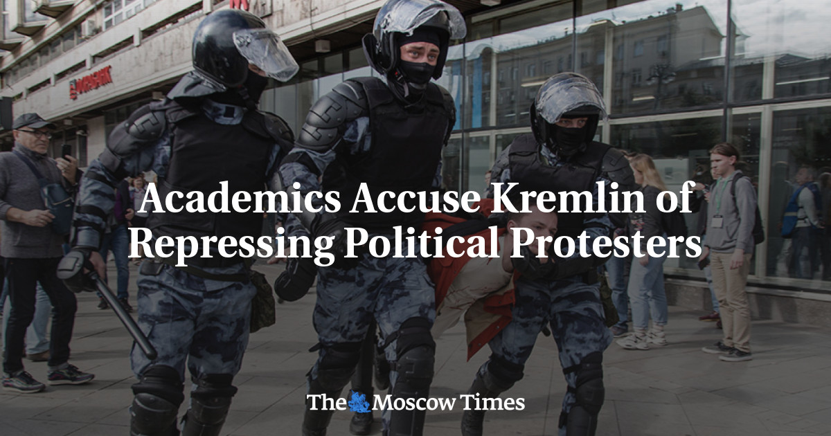 Akademisi menuduh Kremlin menekan pengunjuk rasa politik