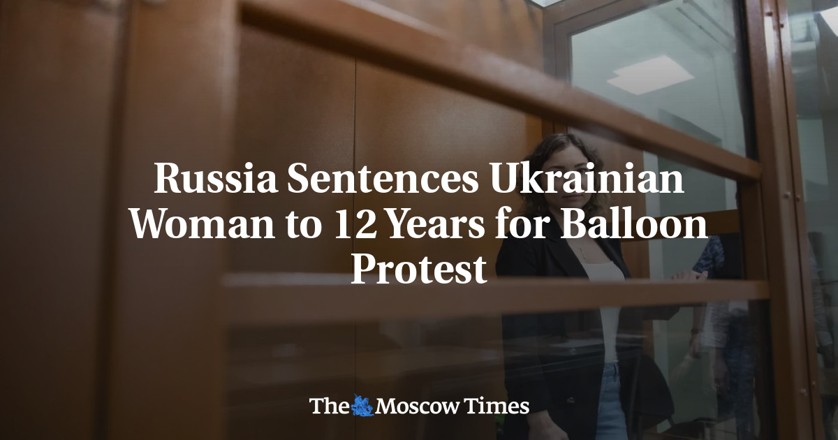 Россия приговорила украинку к 12 годам тюрьмы за протест с воздушными шарами