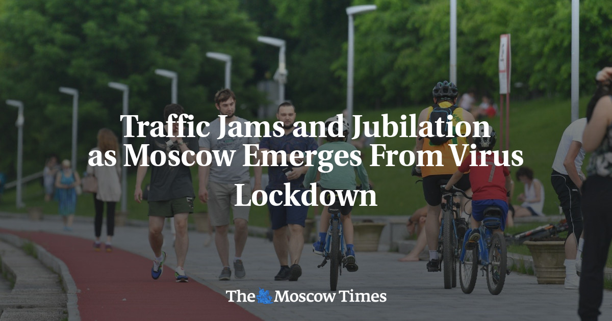 Kemacetan lalu lintas dan kegembiraan saat Moskow keluar dari lockdown akibat virus