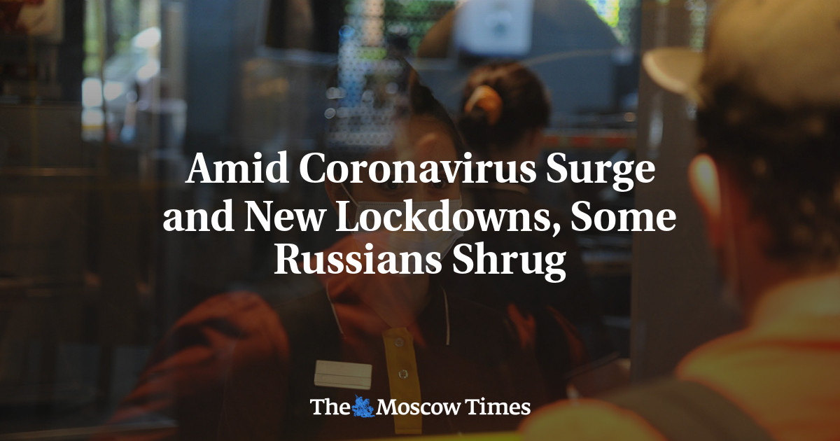 Di tengah ledakan virus corona dan penguncian baru, beberapa orang Rusia mengangkat bahu