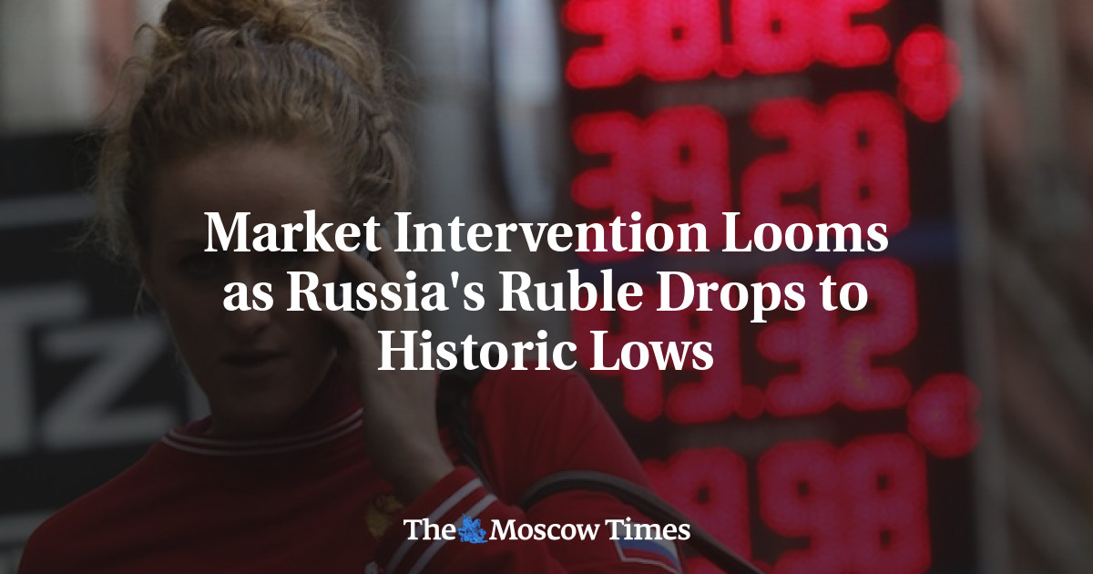 Intervensi pasar tampak saat rubel Rusia jatuh ke posisi terendah dalam sejarah